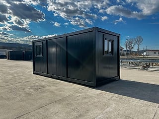 Bürocontainer Modell BLACK 240 × 600 cm – Außenansicht, Dreiviertelperspektive