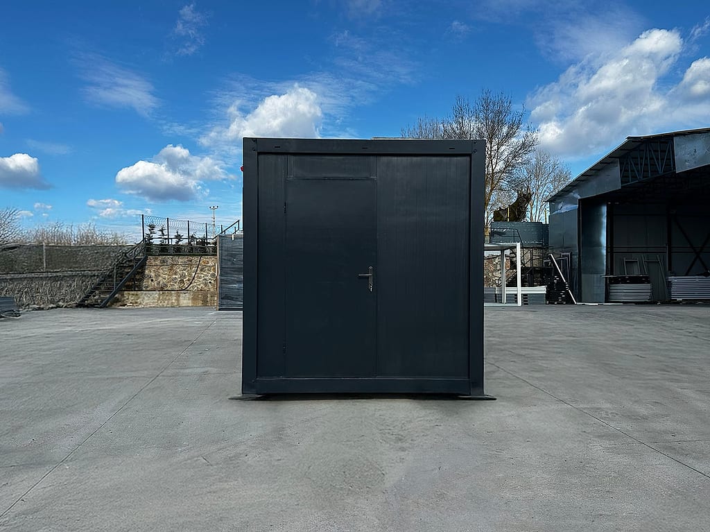 Bürocontainer Modell BLACK 240 × 600 cm – Stirnseite mit Eingangstür