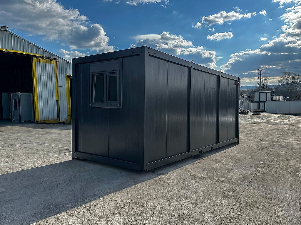 Bürocontainer Modell BLACK 240 × 600 cm – Außenansicht, Dreiviertelperspektive
