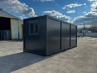 Bürocontainer Modell BLACK 240 × 600 cm – Außenansicht, Dreiviertelperspektive