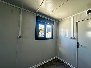 Bürocontainer Modell BLACK 240 × 600 cm – Innenansicht mit Fenster und Tür