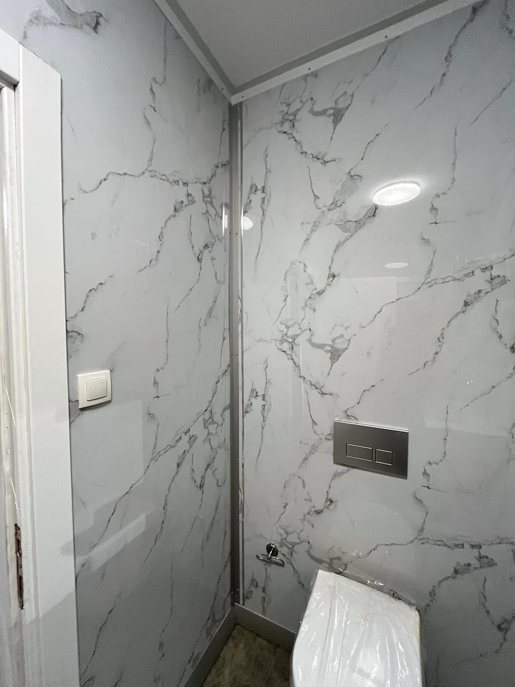 Wohncontainer Modell PRESTIA 300 × 700 cm – WC-Raum