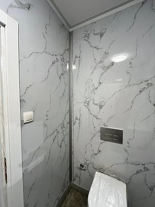 Wohncontainer Modell PRESTIA 300 × 700 cm – WC-Raum