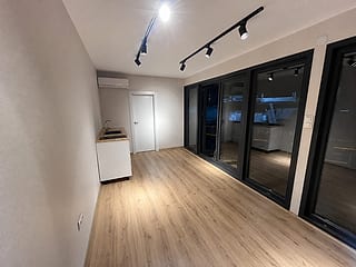 Wohncontainer Modell PRESTIA 300 × 700 cm – Innenansicht mit Küche und Verglasung