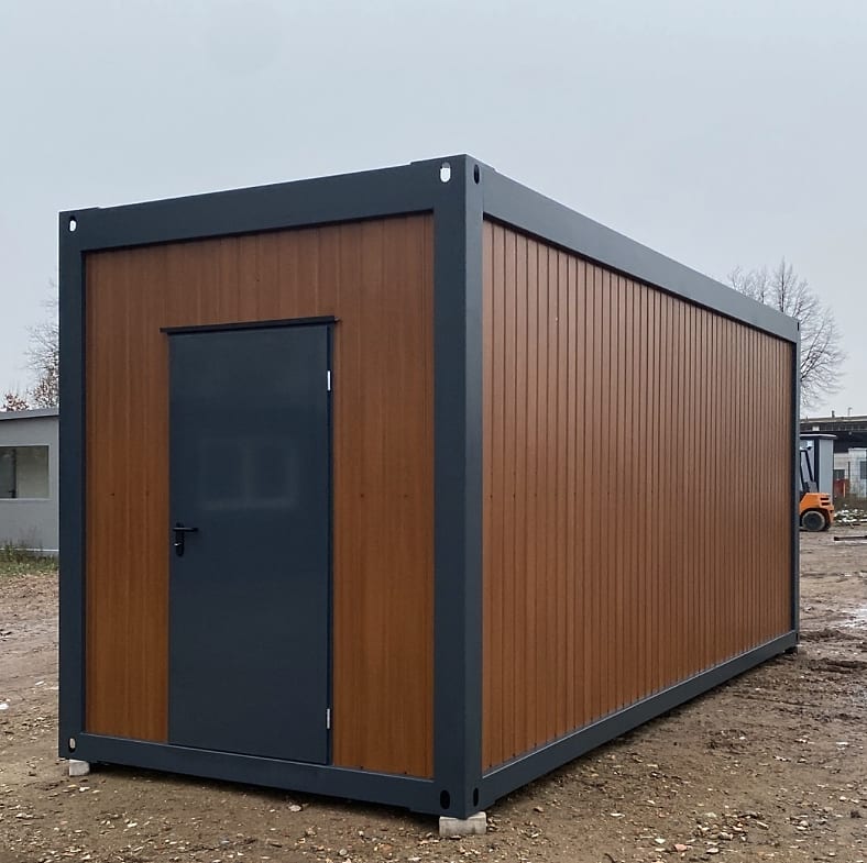 Premium Bürocontainer 6,00 x 2,44 Fenster am Ende – Außenansicht mit Holzoptik-Verkleidung und Tür